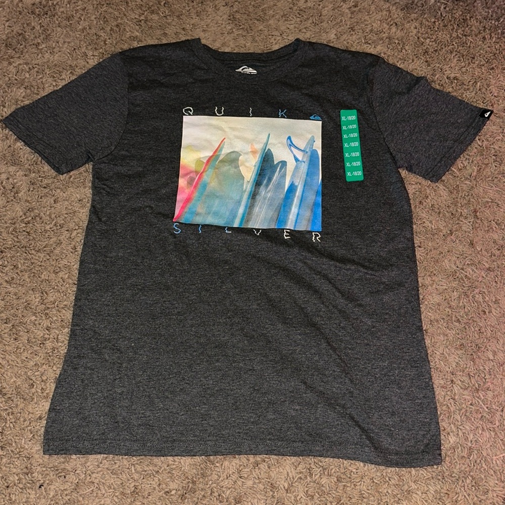 🦄3 FOR $15! Quicksilver t-shirt